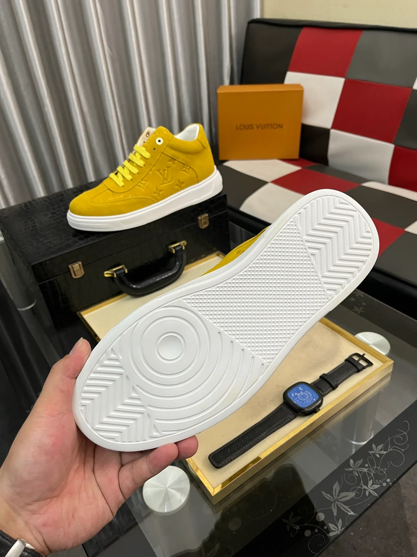 Ex-factory price: 420⌚️⌚️《Louis vuitton/LV Louis Vuitton》original quality.~ Unique modern style sneakers. 🏃A must-have casual shoe for trendy men😍😍 Original brand imported from Italy, imported original leather, cowhide lining (refuses to discolor and grind feet) sole: original sole provided by the original factory, French lazy style design ⚠️Fit to the feet, original quality, super comfortable original sole. Code number: 38-443️⃣Colors available